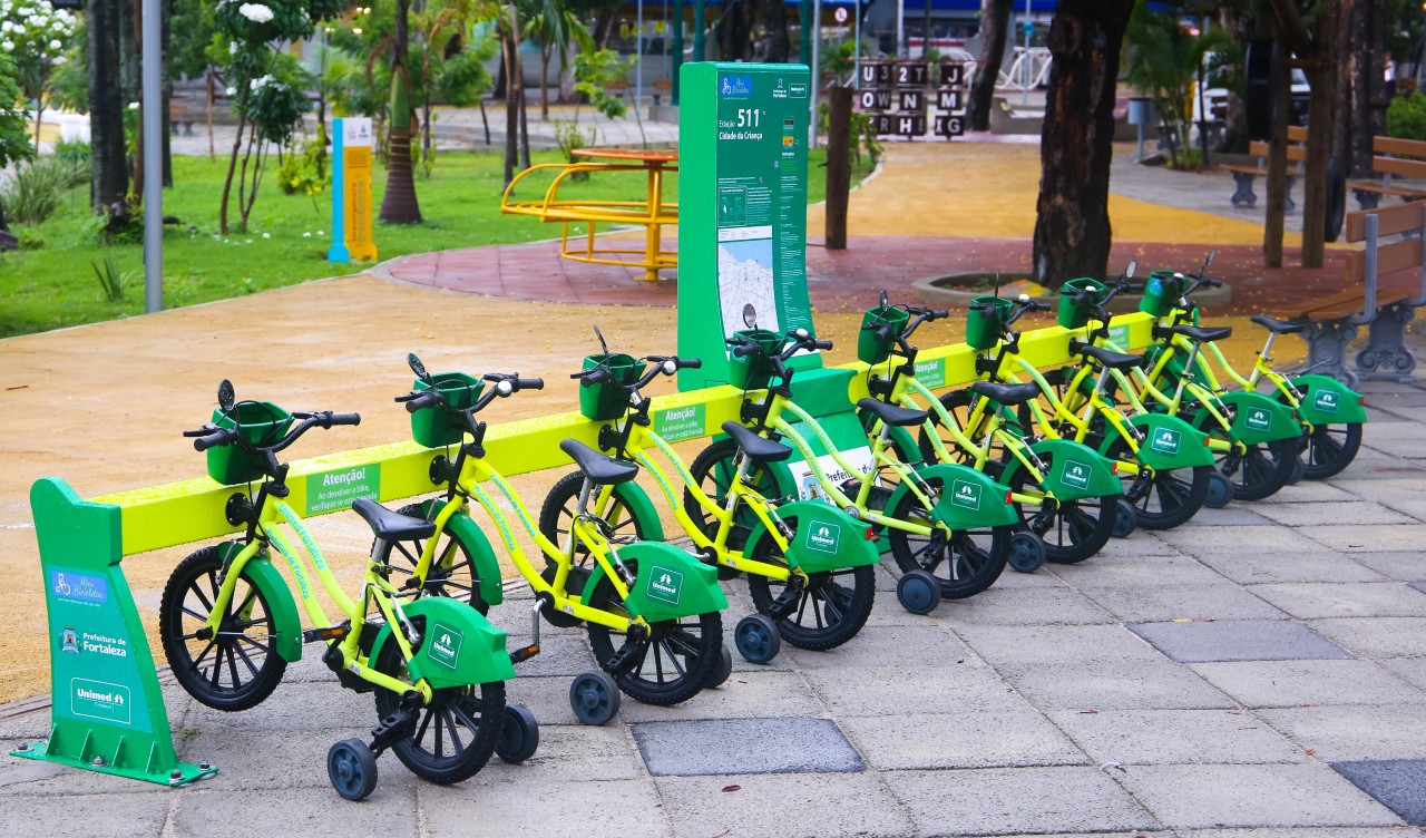 estação de bicicletas infantis na cidade da criança